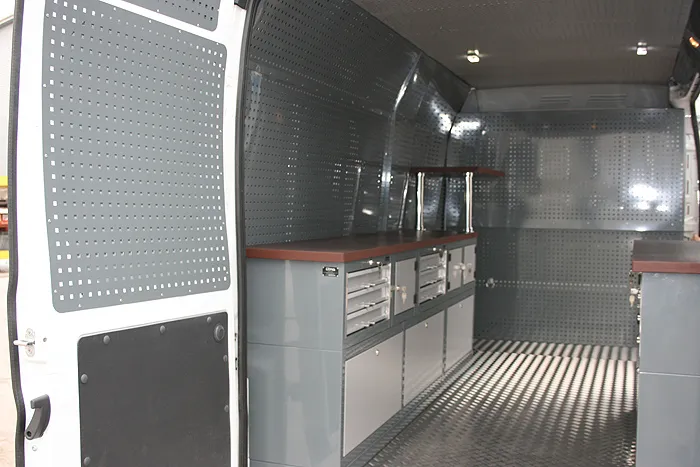 wnętrze mobilnego warsztatu samochodowego