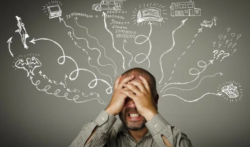 kobieta zmagająca się z natłokiem myśli