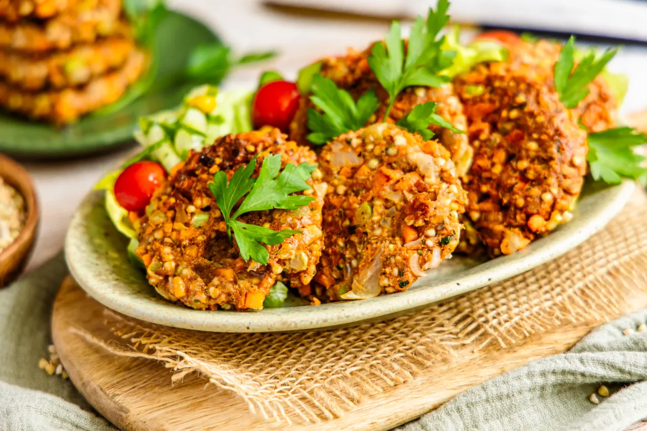Teller mit knusprigen Buchweizen-Bratlingen und Dip