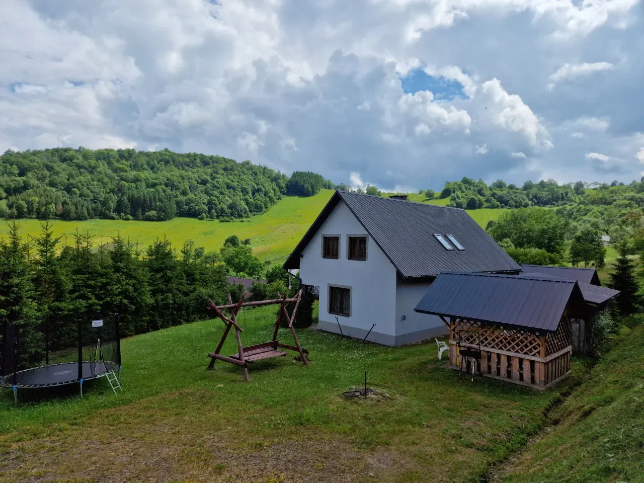 Dom z placem zabaw (trampolina, huśtawka) i altaną w malowniczych Bieszczadach. Idealne miejsce na noclegi w Bieszczadach.