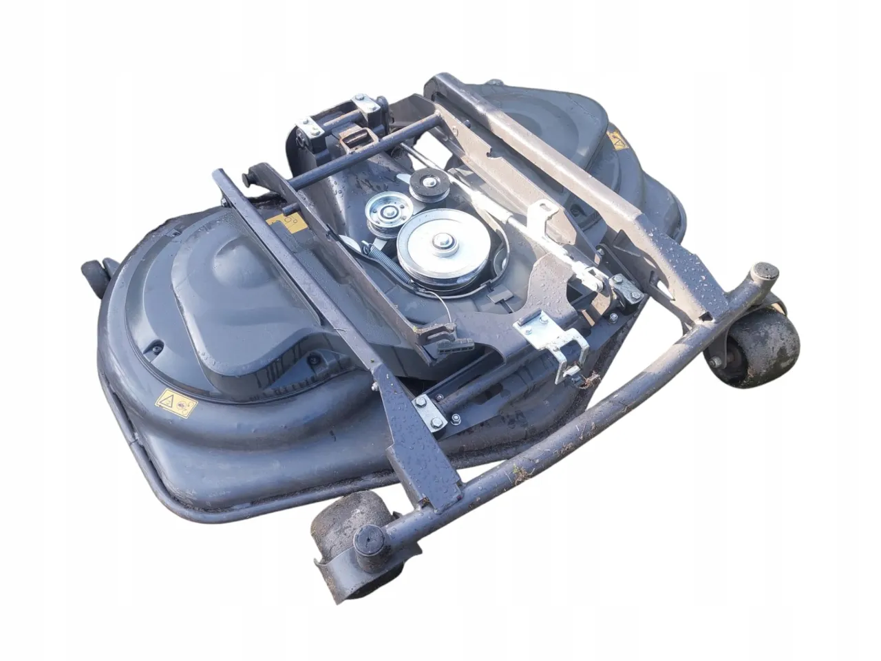 Traktorek kosiarka Husqvarna z widocznym paskiem napędu