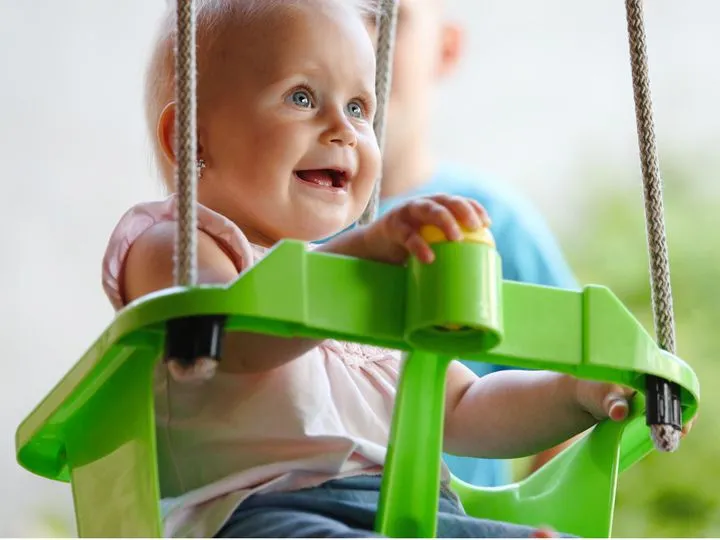 r&oacute;żne typy huśtawek dla niemowląt