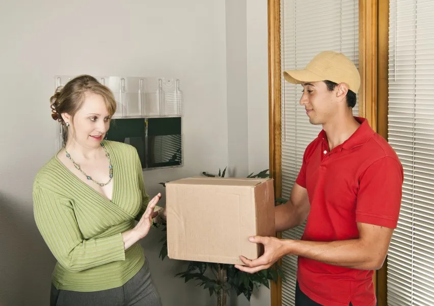 konsument czyta regulamin prawa odstąpienia