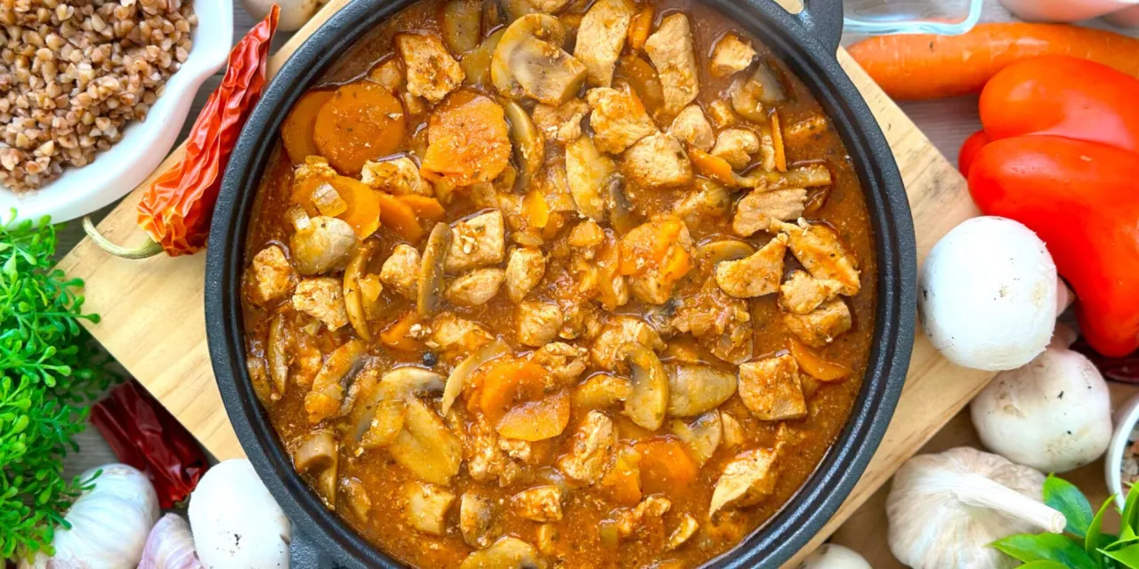 Gulasz wieprzowy z pieczarkami i marchewką. Kiedy solić mięso wieprzowe na gulasz? Najlepiej pod koniec gotowania, by nie straciło soczystości.