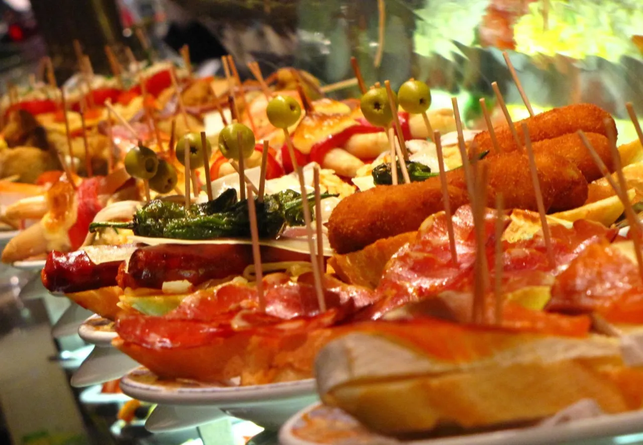 Pinchos variados en barra de bar Pamplona