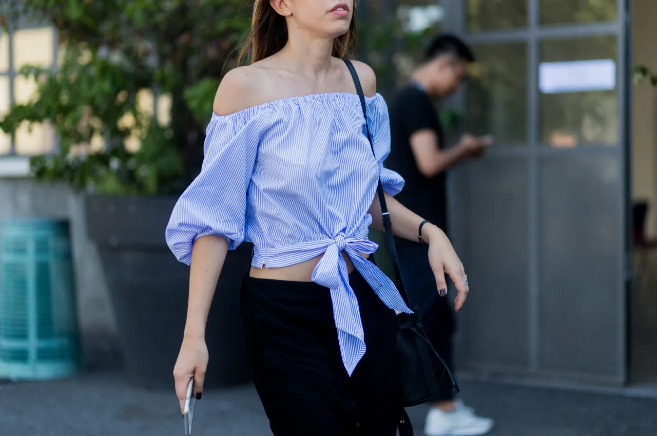 kobieta w bluzce bez biustonosza, pewna siebie, modna, komfort