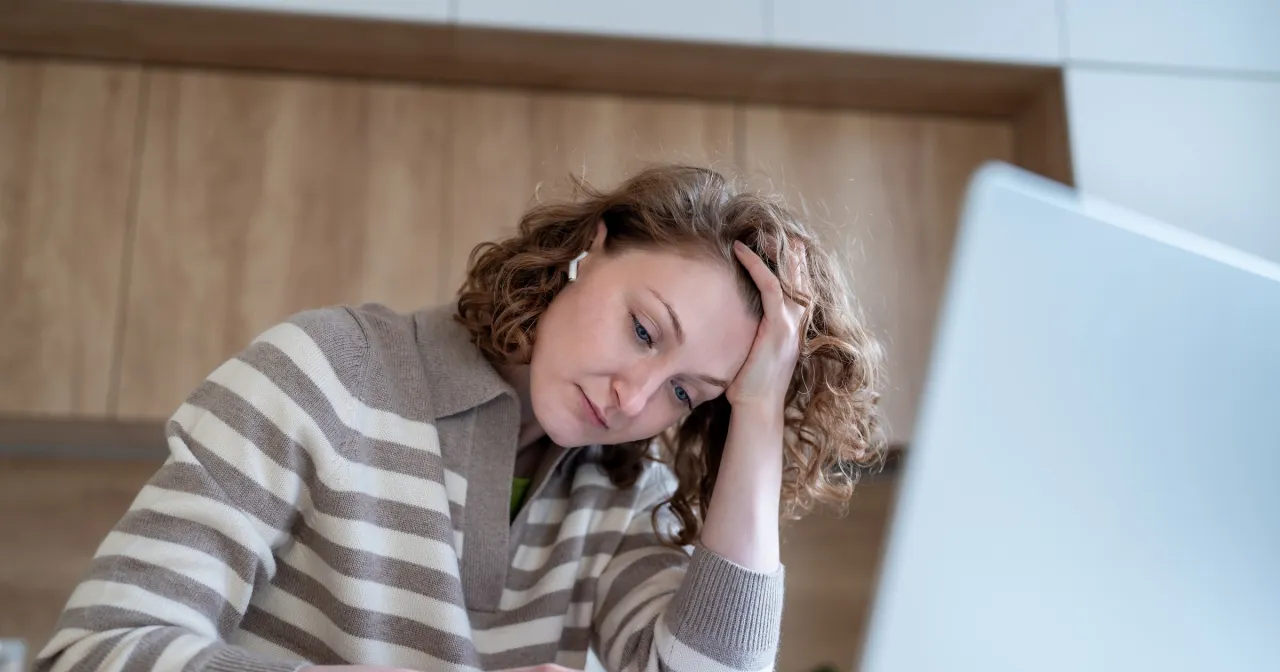 osoba zamyślona, zmartwiona, problemy z koncentracją