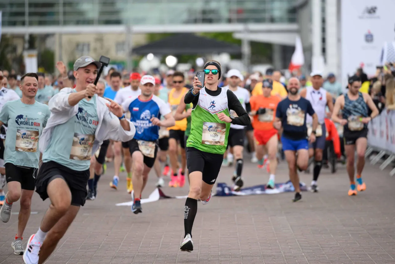 biegacze w grupie uśmiechnięci