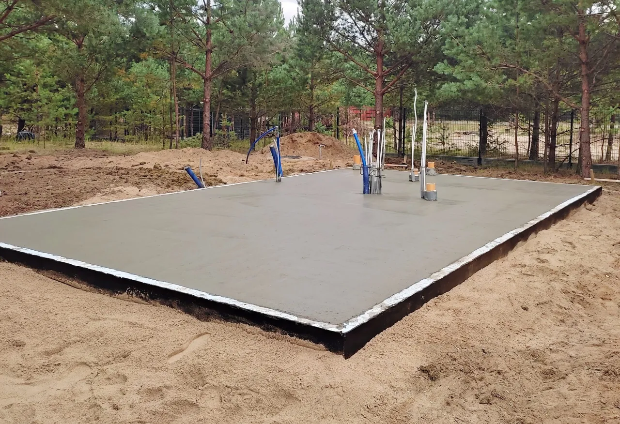 porównanie kosztów płyty fundamentowej i ław na spadku