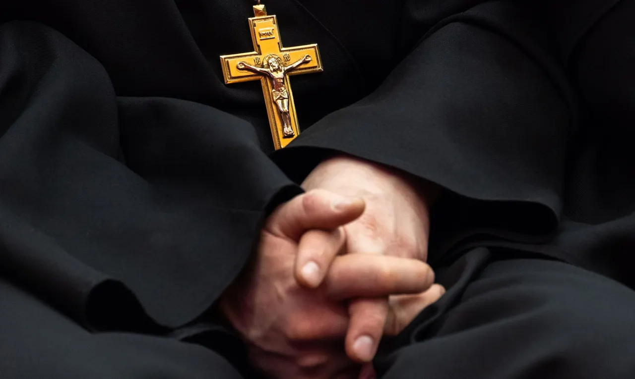 ksiądz rozliczający podatki lub opłaty