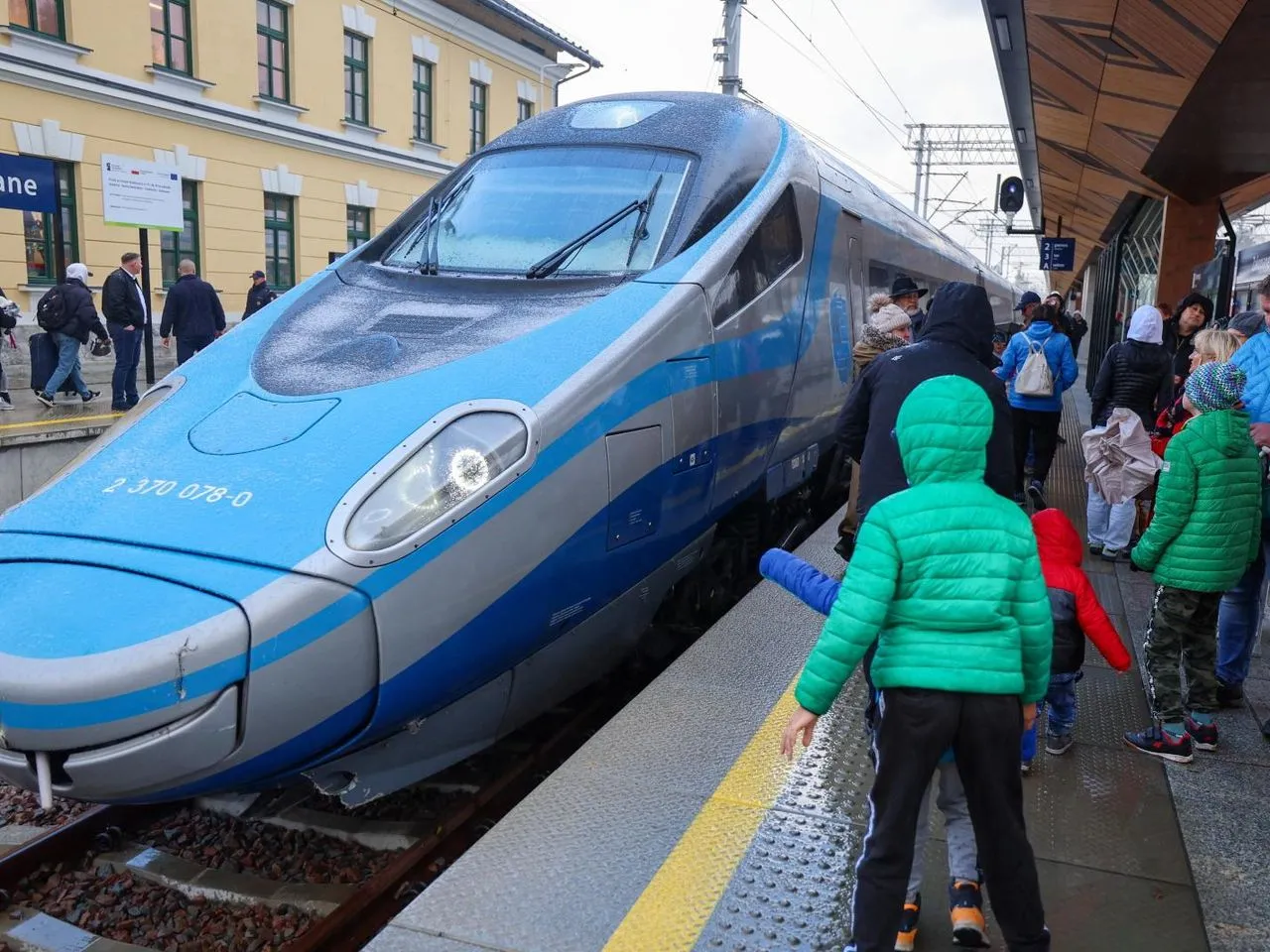 Pasażerowie wsiadają do Pendolino. Zastanawiasz się, jak długo jedzie Pendolino z Krakowa do Warszawy?