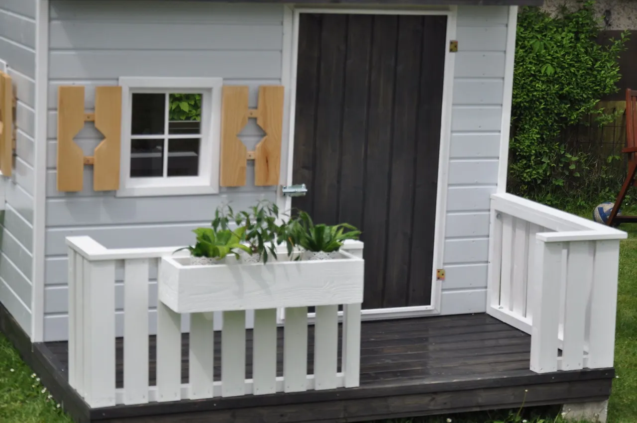 domek dla dzieci z okiennicami i parapetem