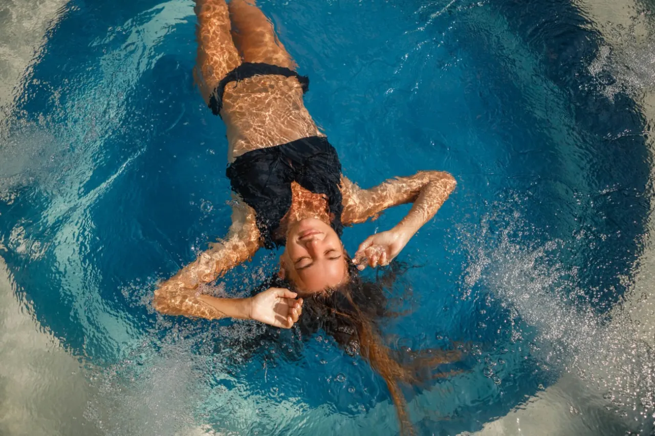 szczęśliwa dorosła osoba pływająca, korzyści zdrowotne pływania