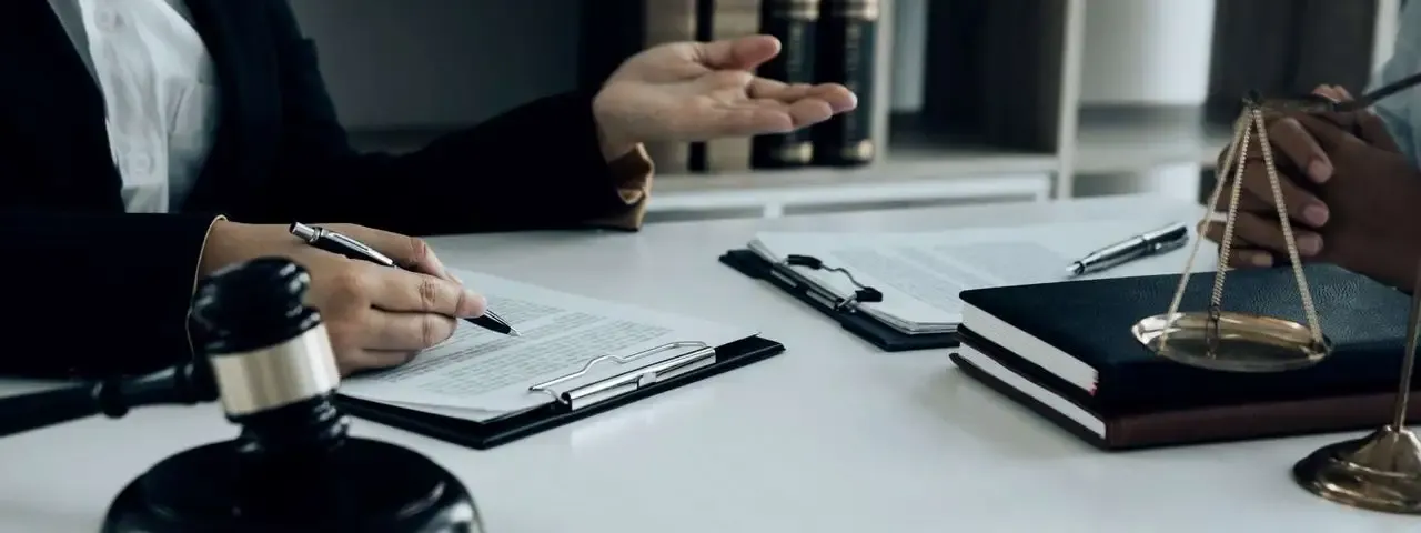 pracownik biurowy z dokumentami, prawo pracy