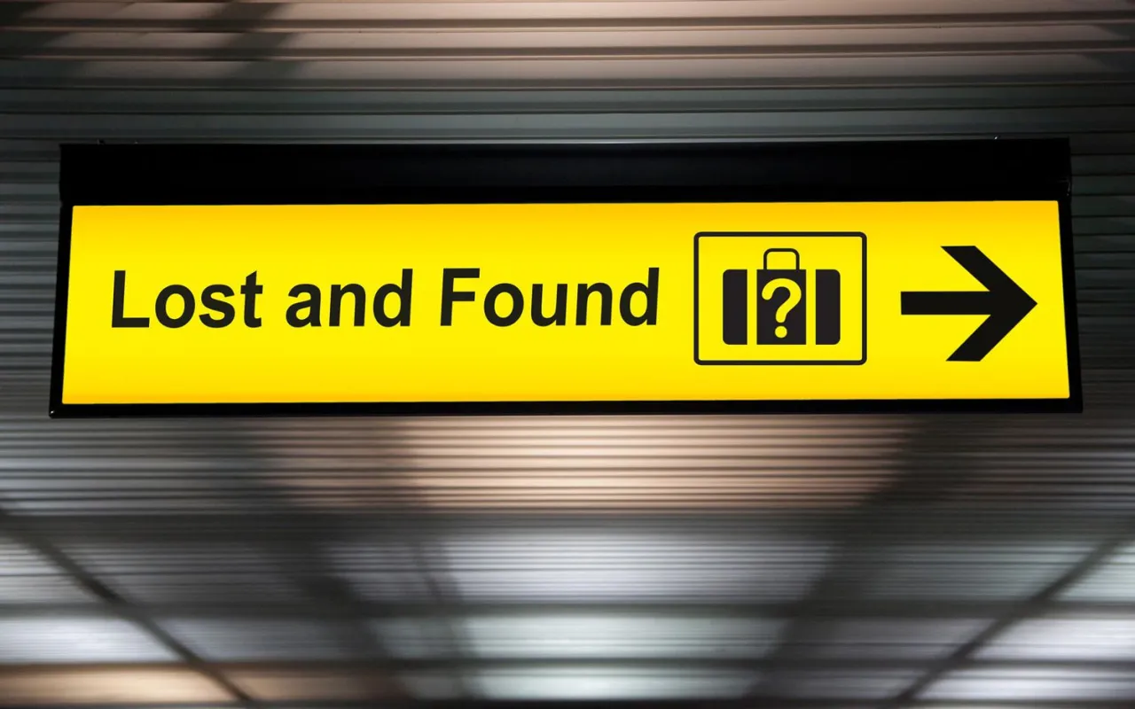 Ufficio Lost & Found aeroporto, modulo PIR bagaglio smarrito