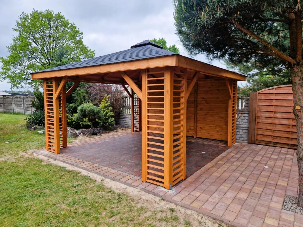 Przykładowe altany ogrodowe z r&oacute;żnych materiał&oacute;w