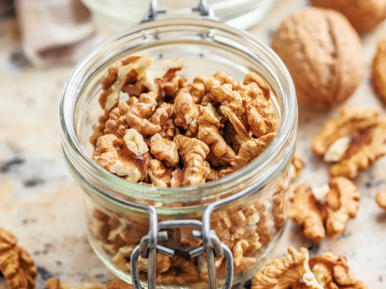 Słoik pełen orzechów włoskich. Czy orzechy włoskie można mrozić? Tak, to świetny sposób na ich przechowywanie.