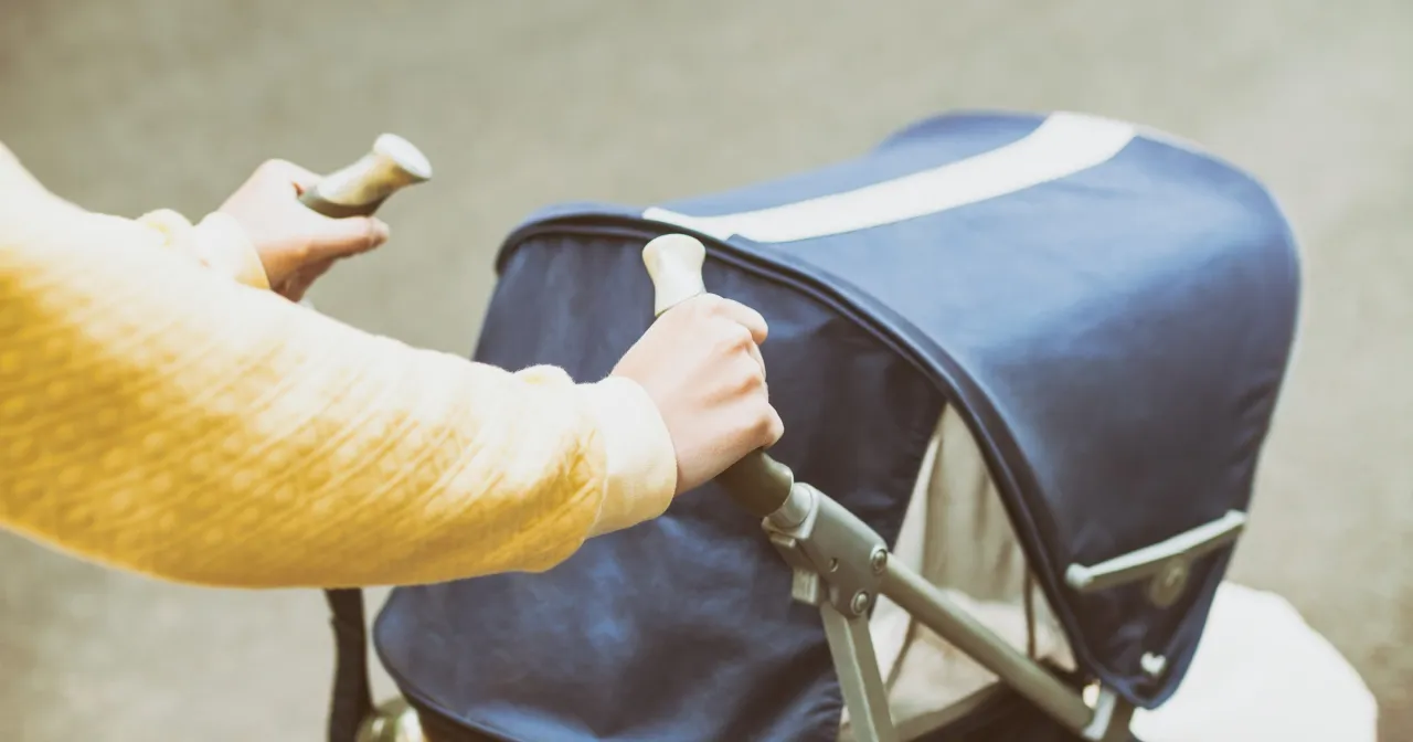 Osoba na spacerze podczas choroby, antybiotyki