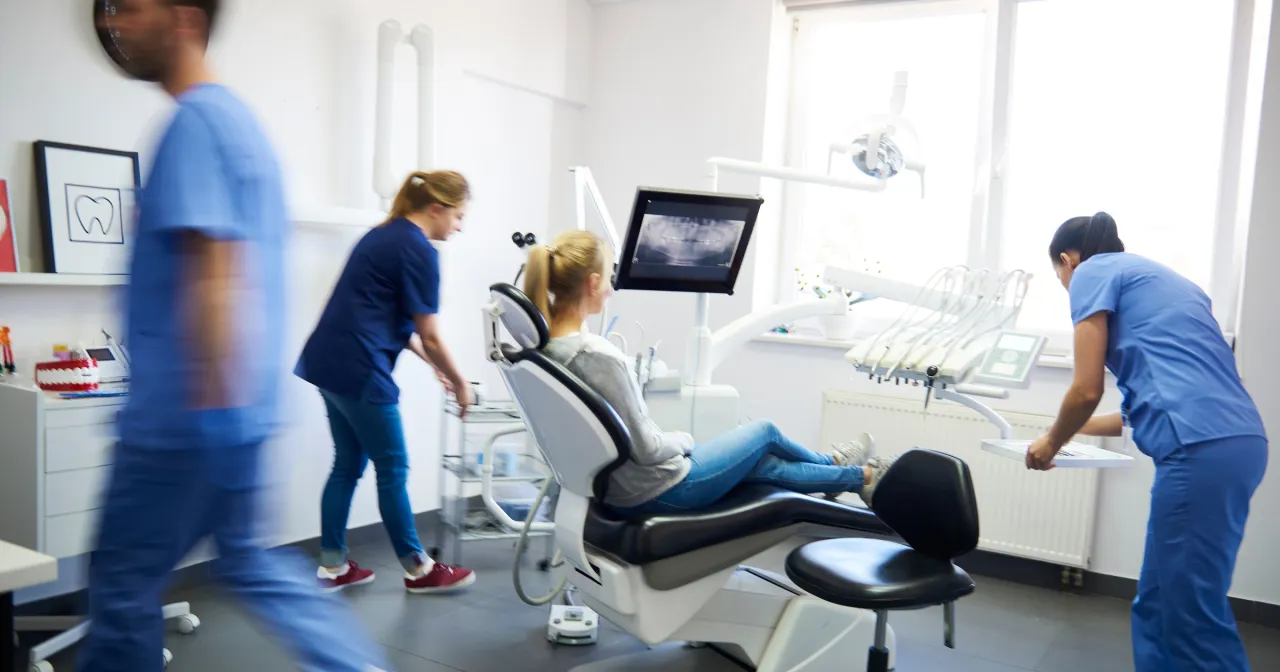 Dentysta w gabinecie prywatnym i dentysta w przychodni NFZ r&oacute;żnice