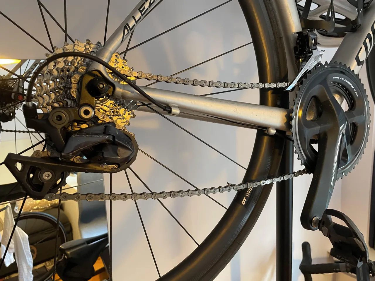 Rowerowy łańcuch luźny vs napięty