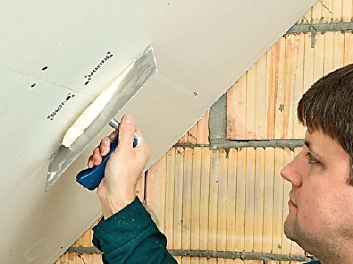 Uszkodzona płyta gipsowo-kartonowa przez nieprawidłowy montaż