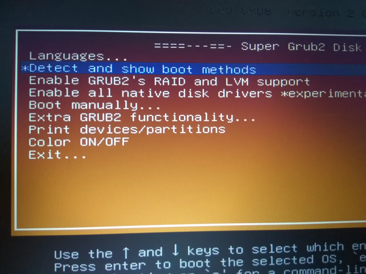 Menu GRUB2 z opcjami: języki, wykrywanie metod bootowania, obsługa RAID/LVM, sterowniki dysków, bootowanie ręczne, dodatkowe funkcje, drukowanie partycji, kolor, wyjście.