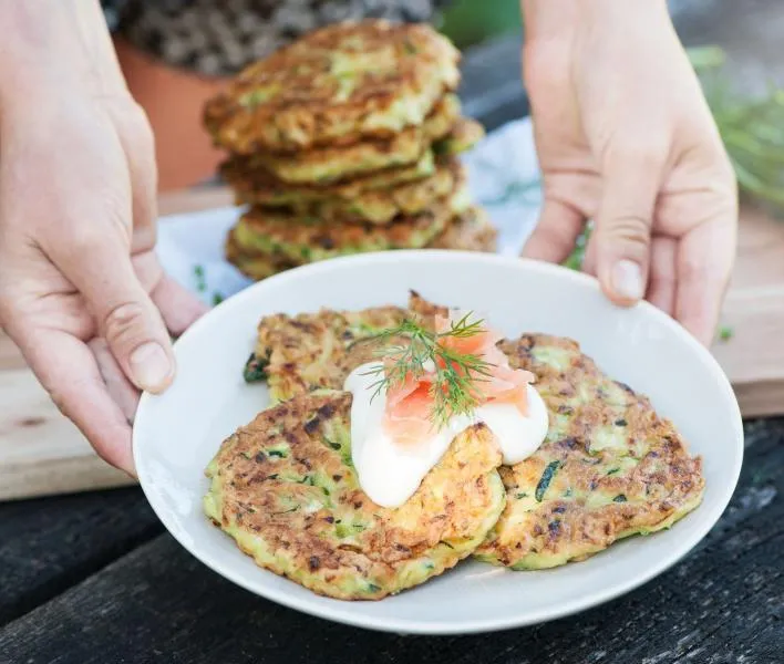 placki z cukinii z różnymi sosami