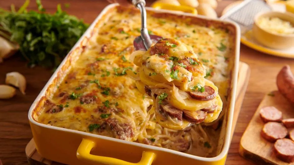 składniki na zapiekankę ziemniaczaną z kiełbasą