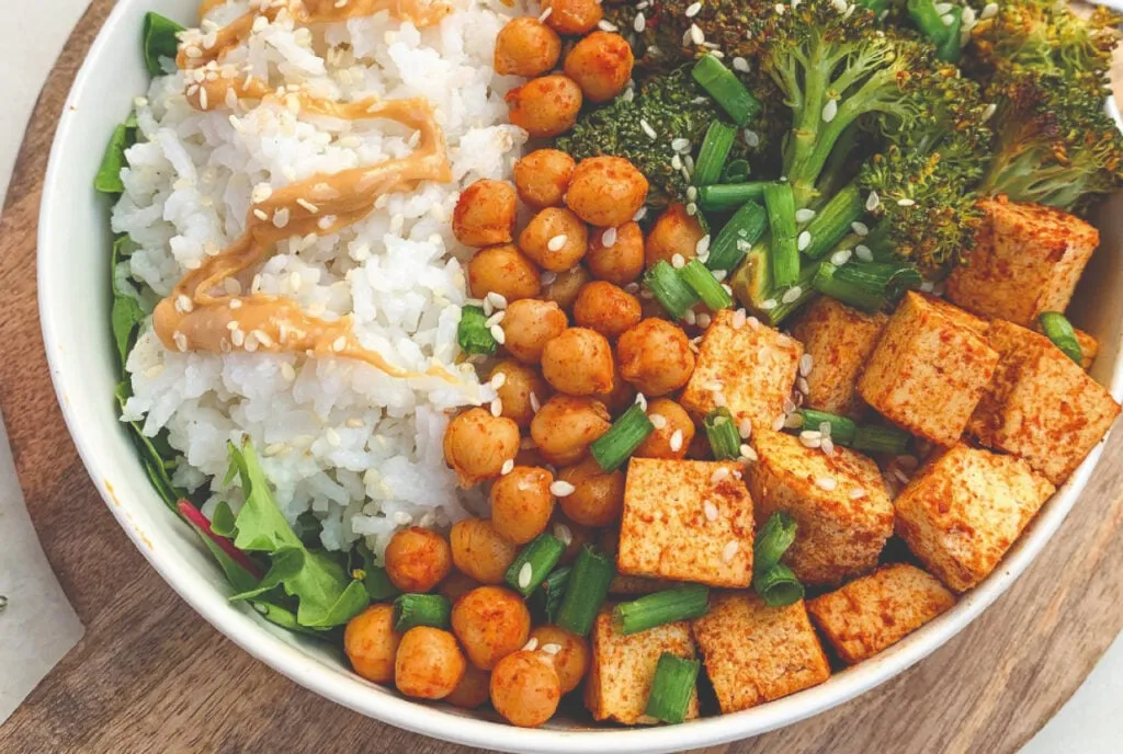pieczone tofu w buddha bowl