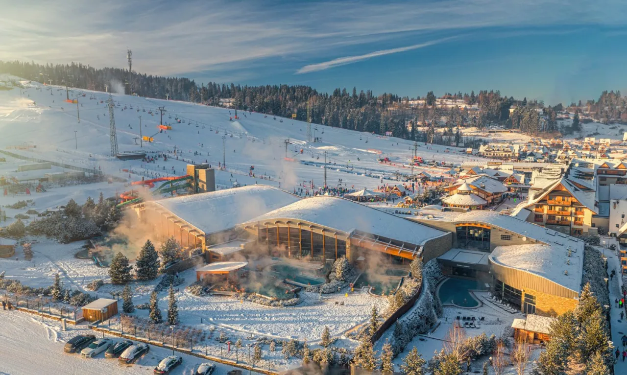 Terma Bania baseny zewnętrzne z widokiem na góry