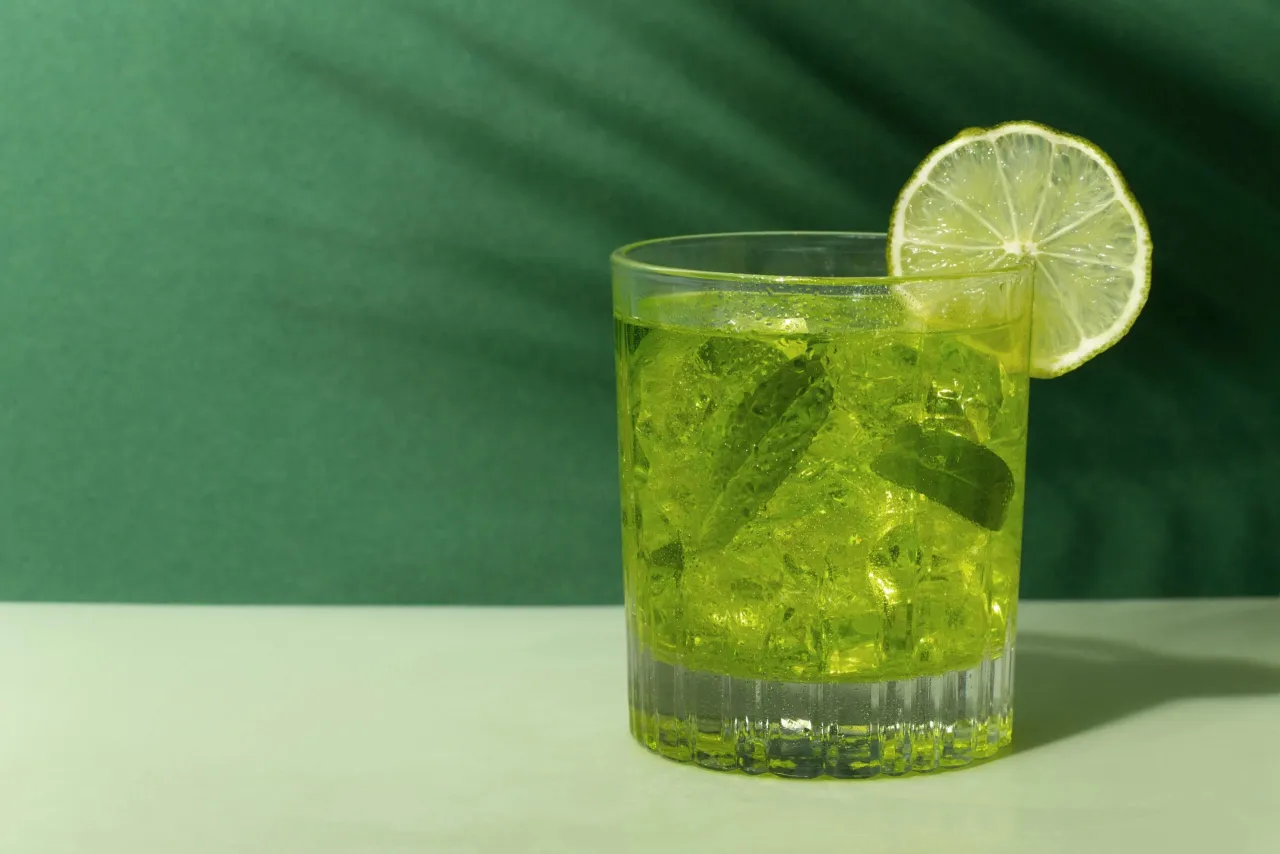 Orzeźwiający drink z limonką i miętą, idealny na upalne dni. Czy to Caipirinha czy Caipiroska?