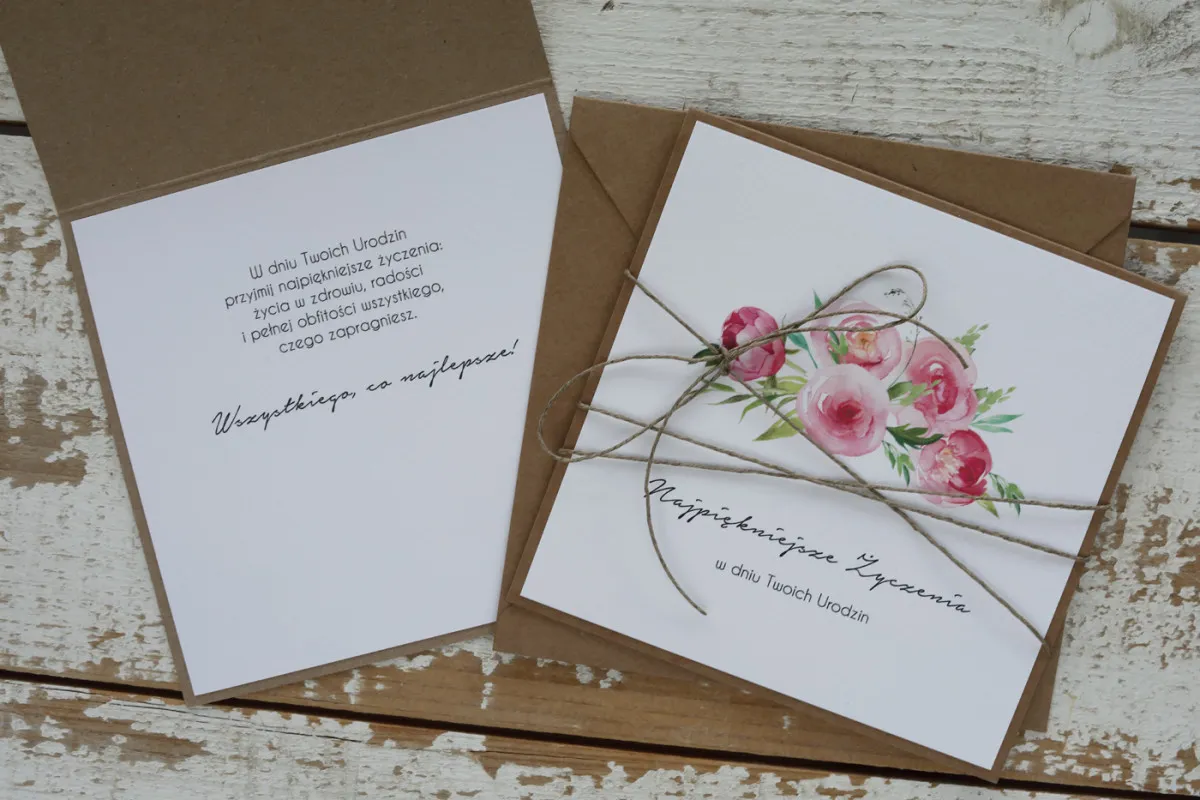 elegancka kartka urodzinowa z odręcznie pisanymi życzeniami