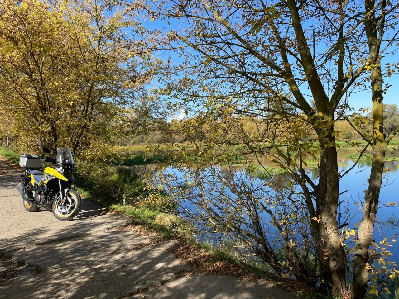 Motocykl na mazowieckiej drodze krajobrazowej