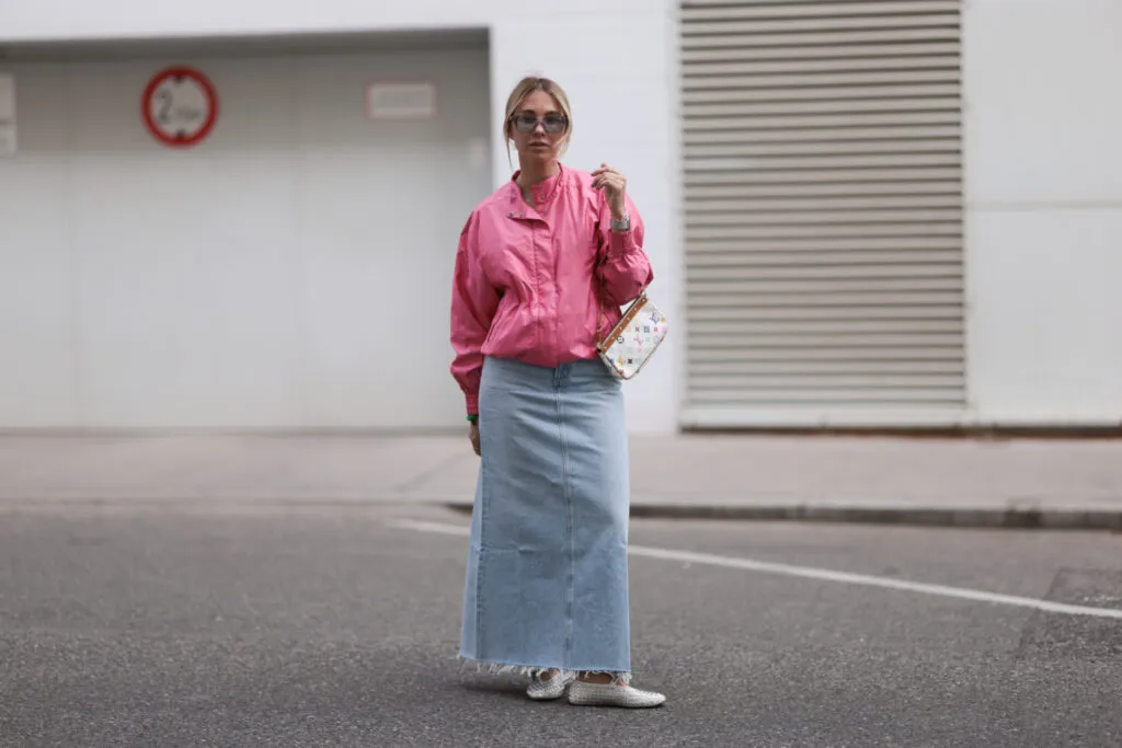 Modne sp&oacute;dnice jeansowe maxi stylizacje