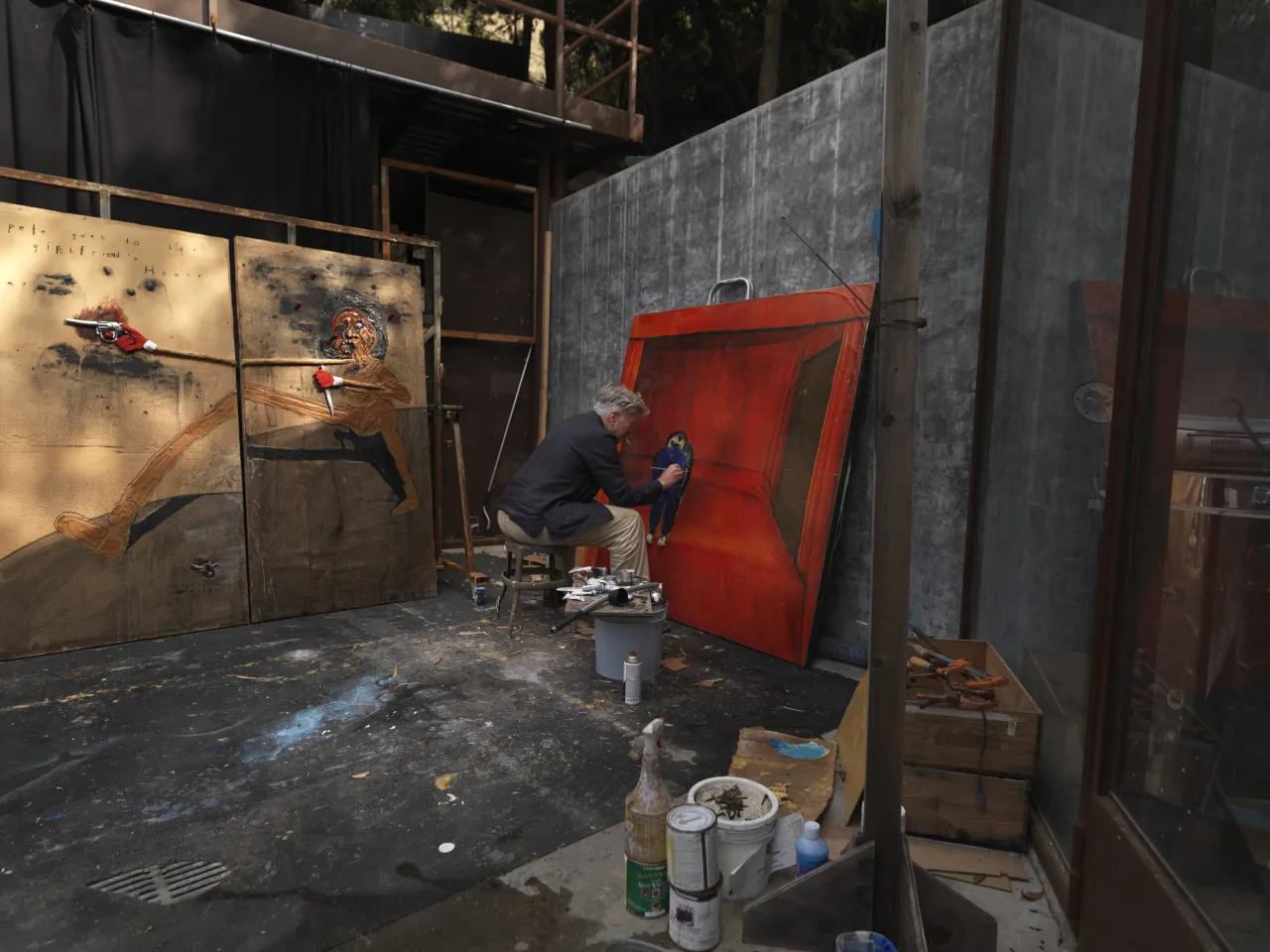 Młody David Lynch w pracowni malarskiej, tworzy mroczne dzieła.