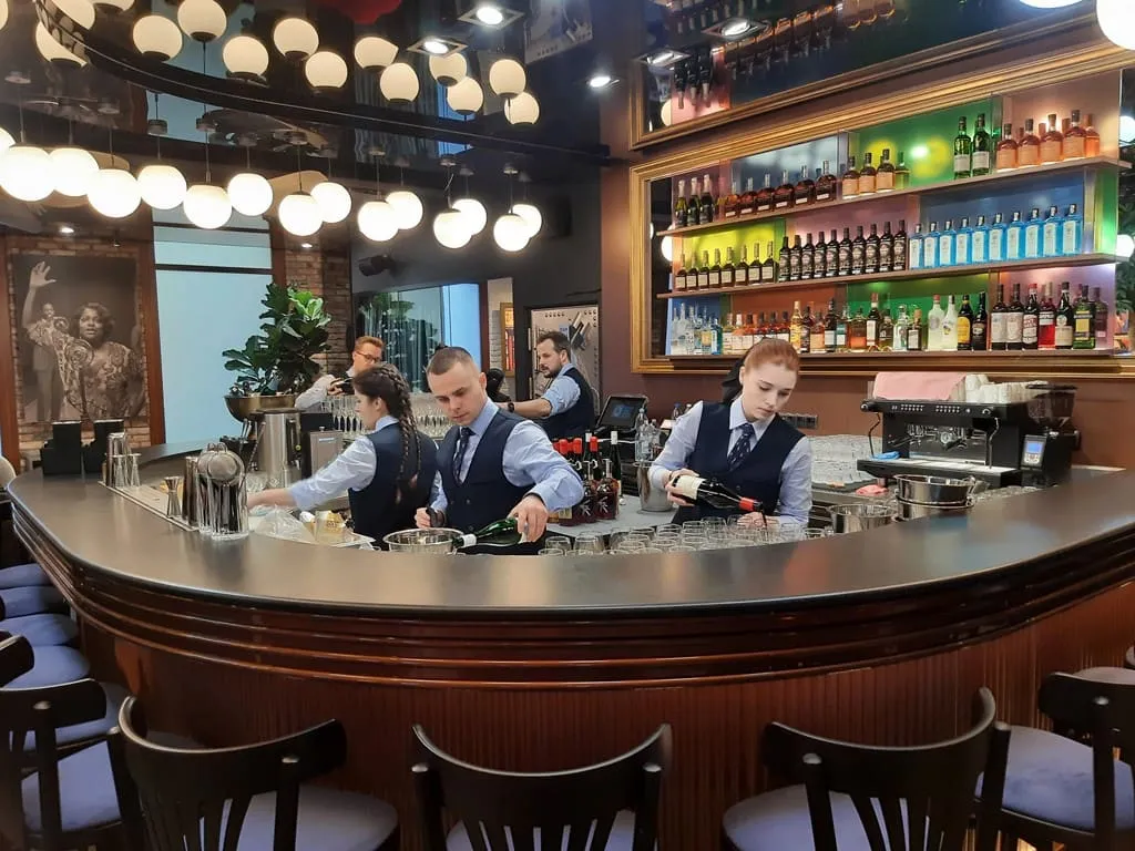 Zdjęcie Gdzie na drinka w Poznaniu? Odkryj najlepsze bary i koktajle