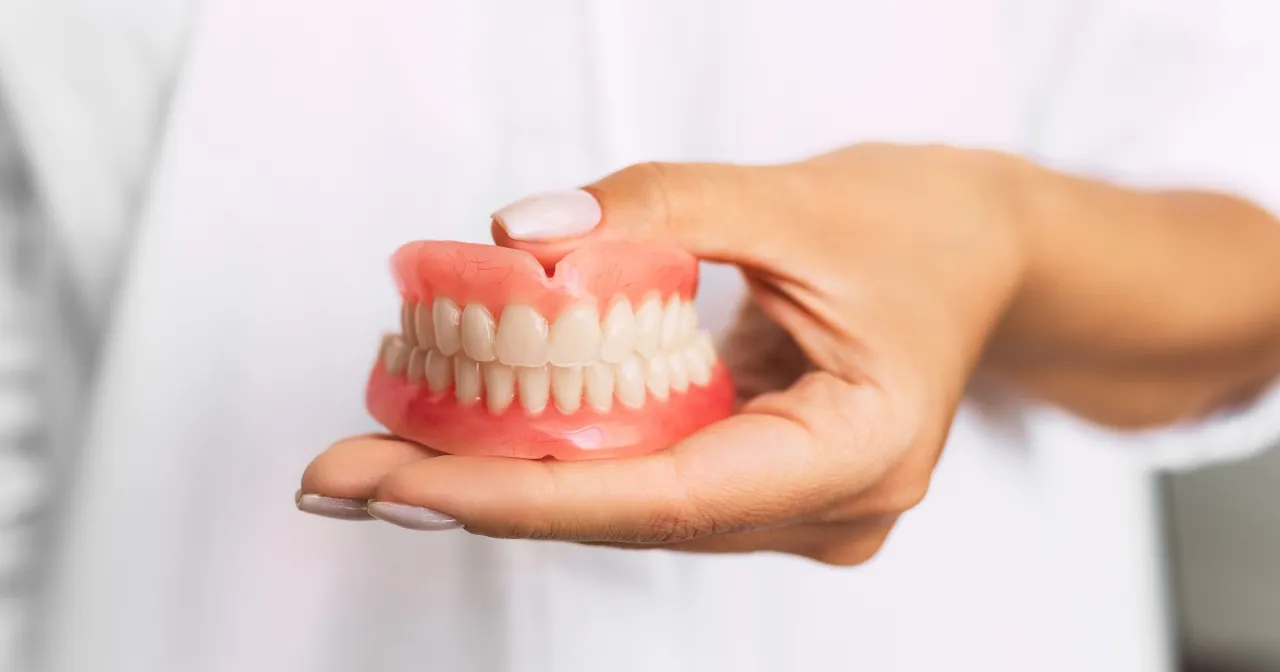 Objawy wymagające wizyty u dentysty z protezą