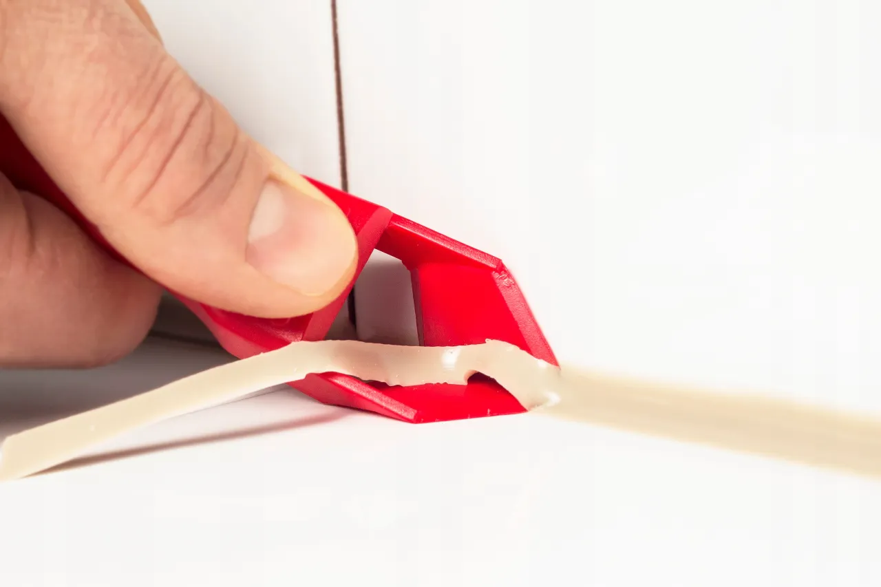 Mechaniczne usuwanie silikonu nożykiem