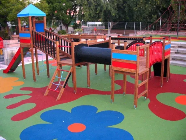 Nowoczesny plac zabaw z syntetyczną nawierzchnią