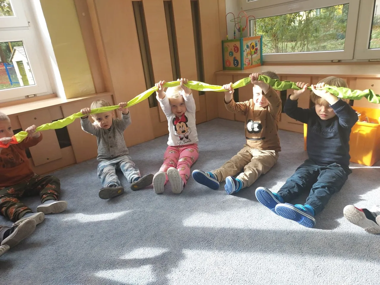 dziecko ćwiczące stopy z gumą sensoryczną