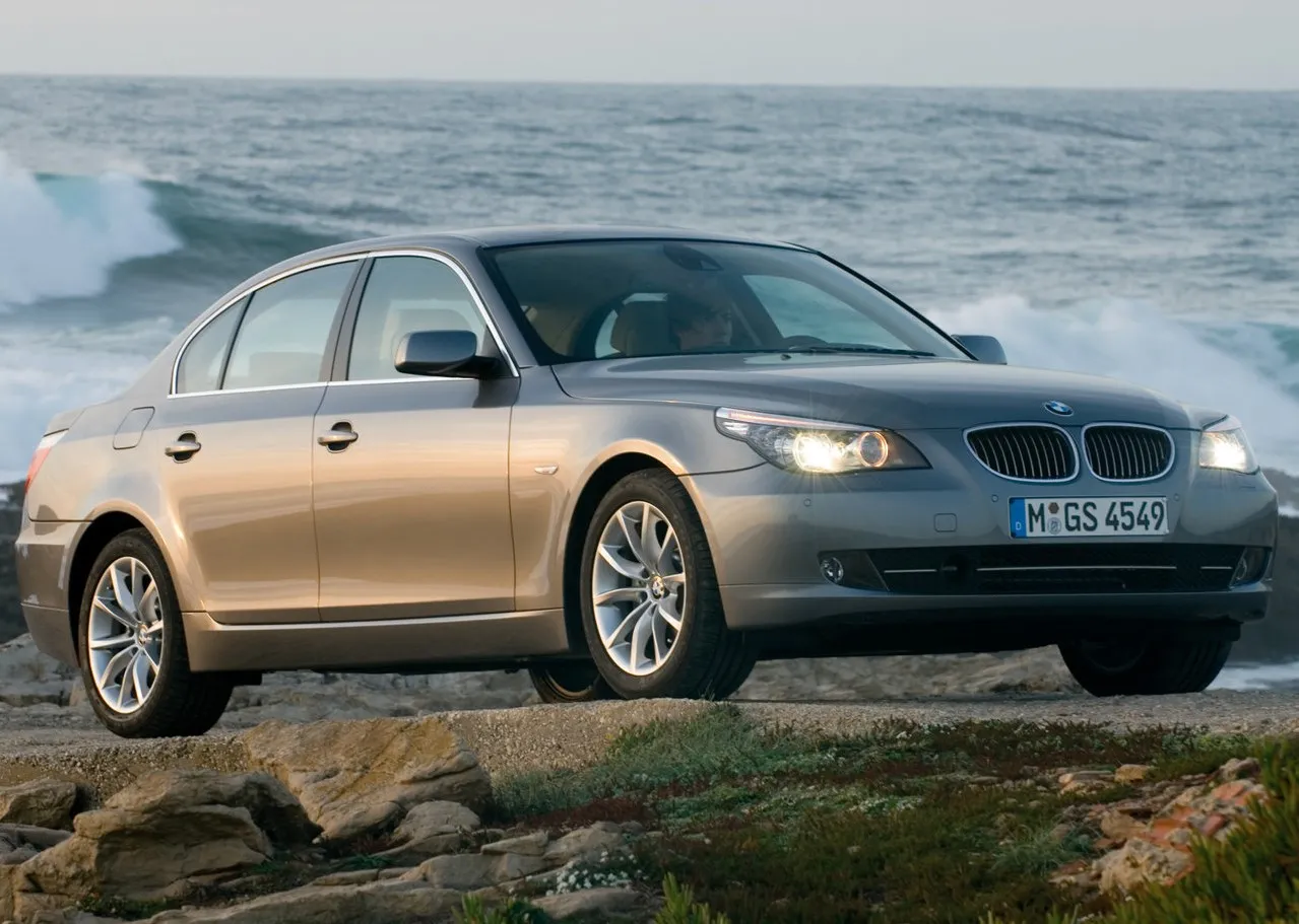 Szare BMW E60 535d na tle falującego morza.