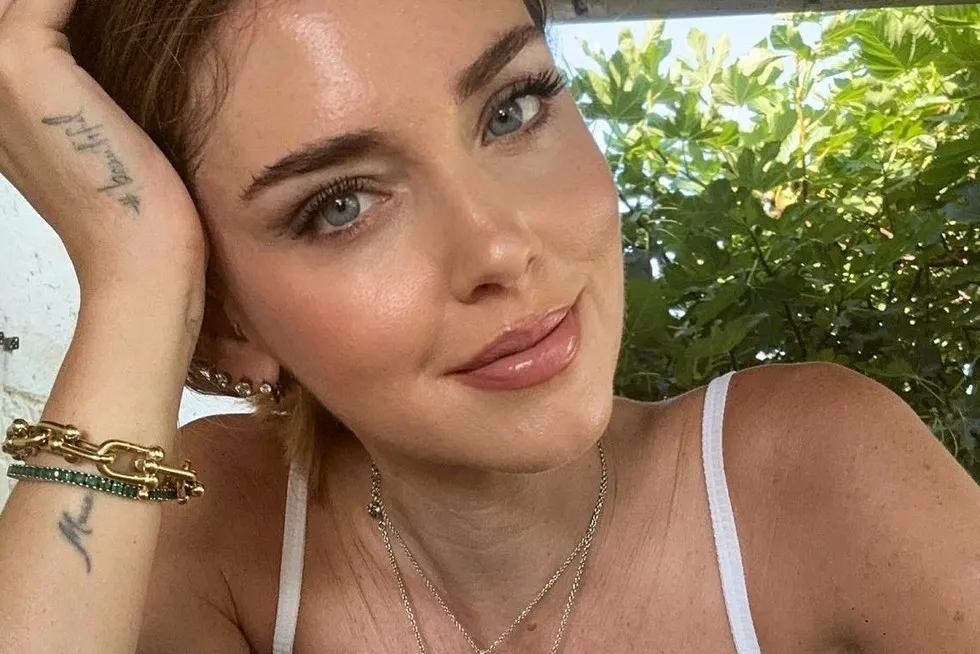 Dziewczyny z bransoletkami z ramiączek na nadgarstkach, modne stylizacje