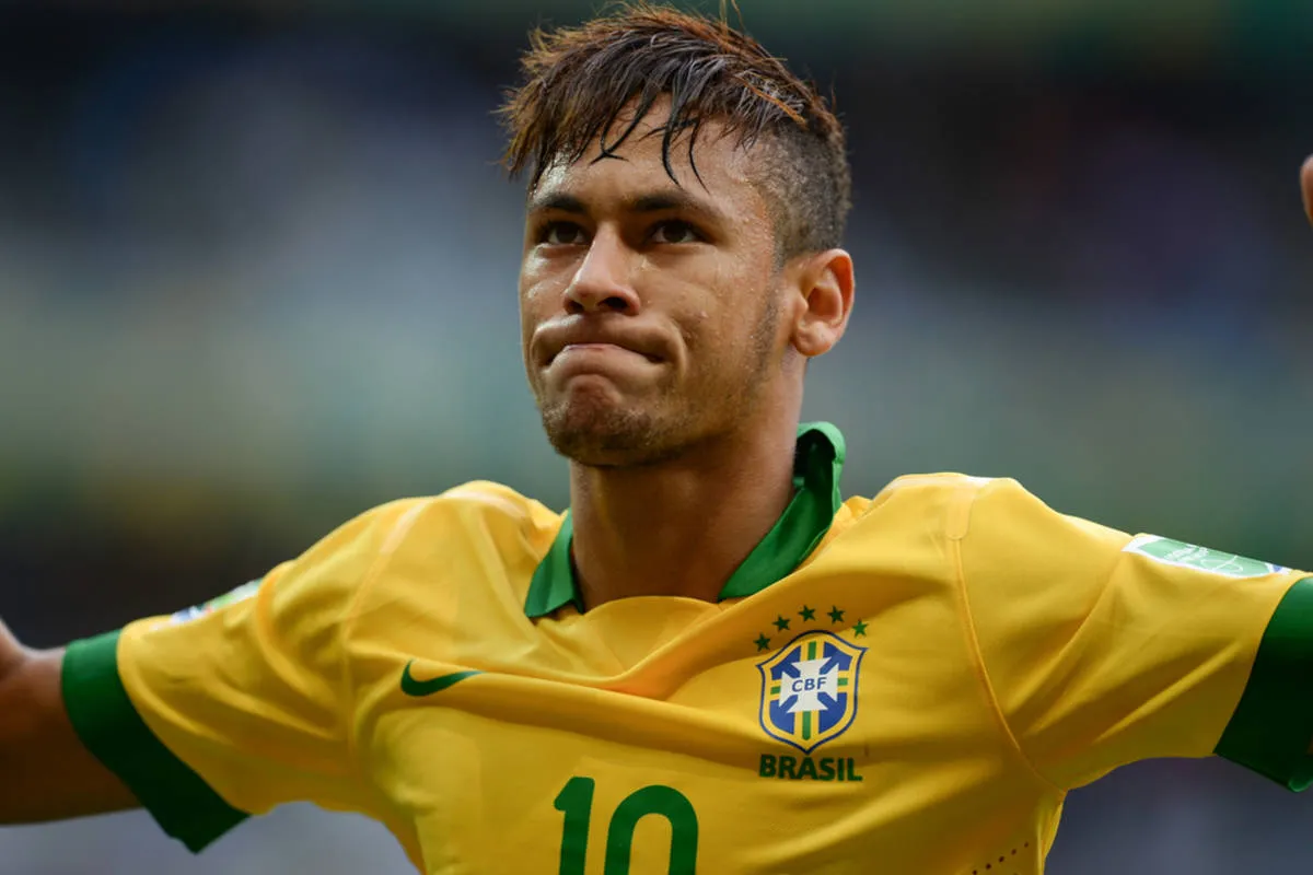 Neymar w ż&oacute;łtej koszulce Brazylii, z numerem 10. Czy ma już swoją złotą piłkę?