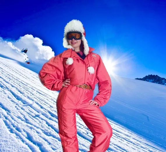 kobieta w kombinezonie narciarskim na stoku