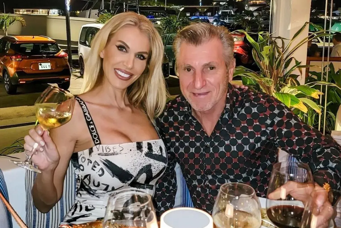 Aneta Glam i jej partner cieszą się wieczorem przy winie. Wiek Anety Glam nie przeszkadza w zabawie.