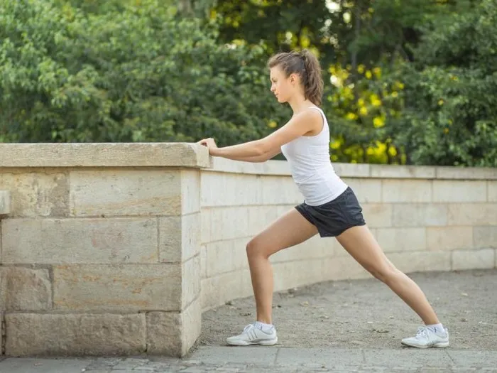 rozciąganie łydek ćwiczenia przy ścianie