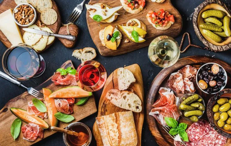 Efektowne podawanie przekąsek na imprezie