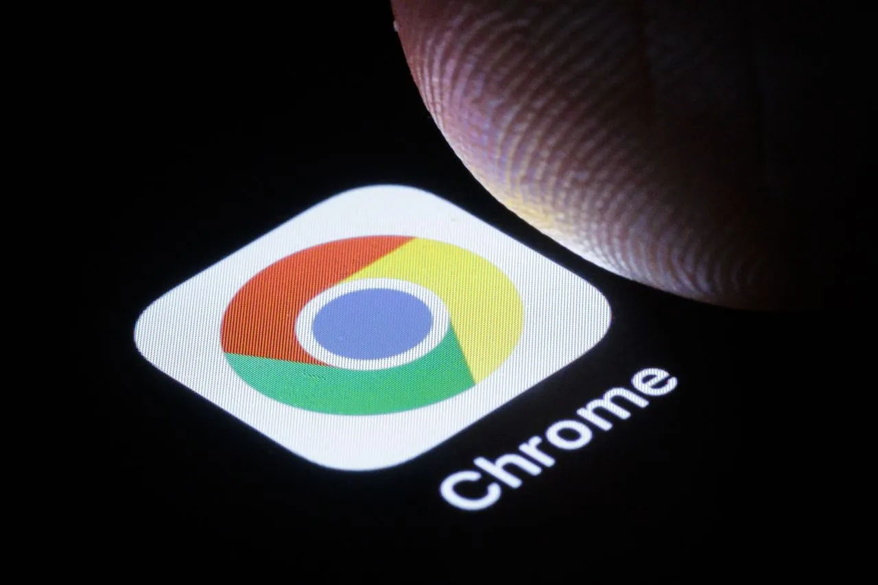Palec zbliża się do ikony Chrome. Dowiedz się, jak zaktualizować przeglądarkę Chrome, aby korzystać z najnowszych funkcji i zabezpieczeń.
