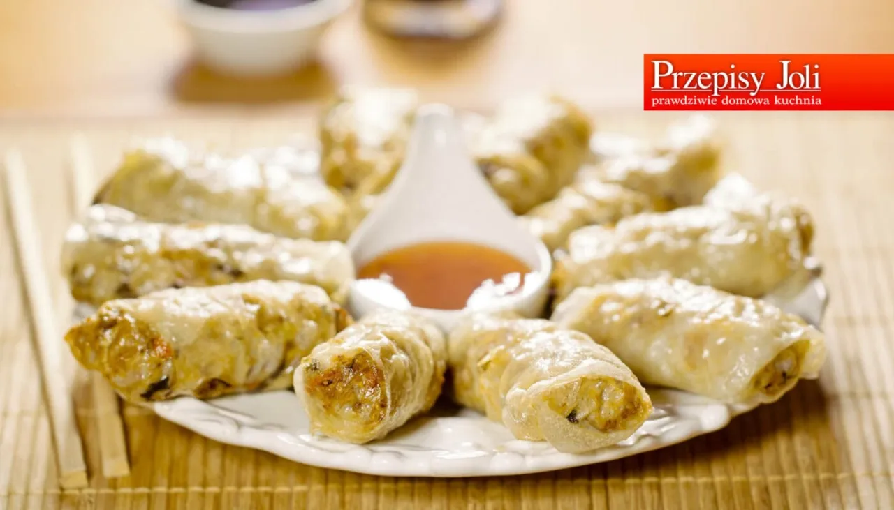 Chrupiące sajgonki na talerzu, idealne do sosu. Zobacz nasz przepis na sajgonki!