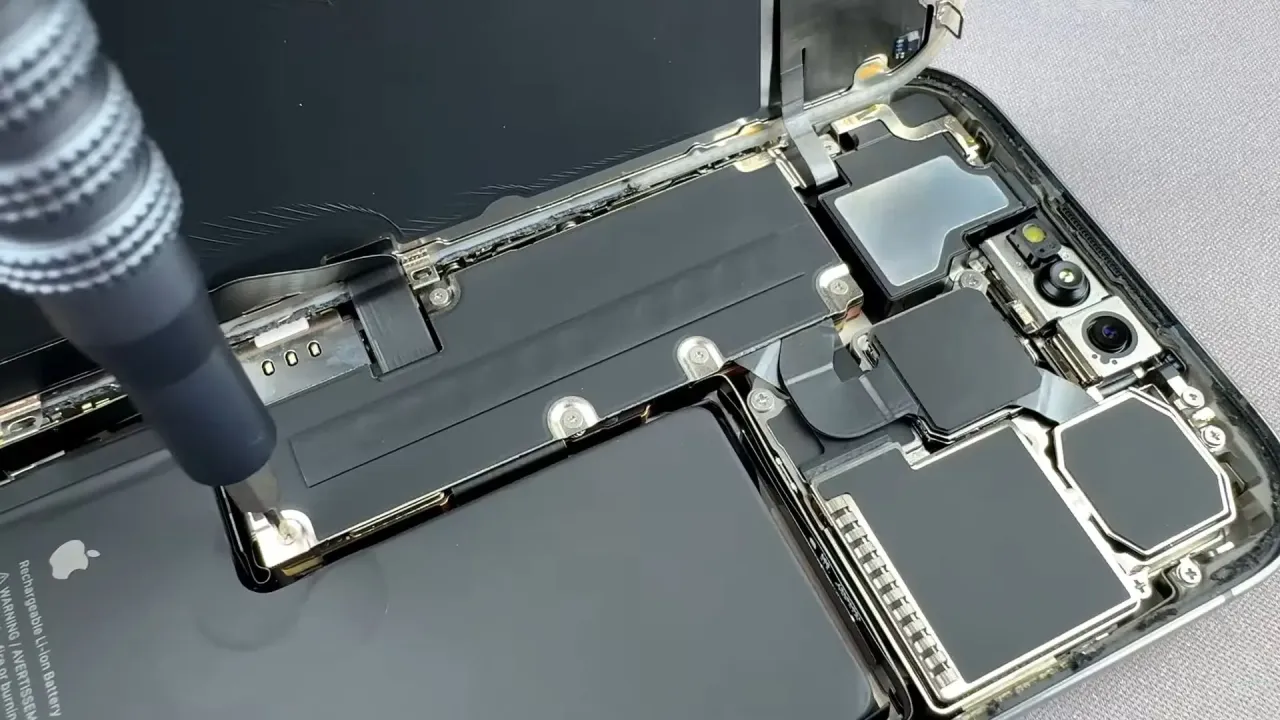 objawy zużytej baterii w smartfonie infografika